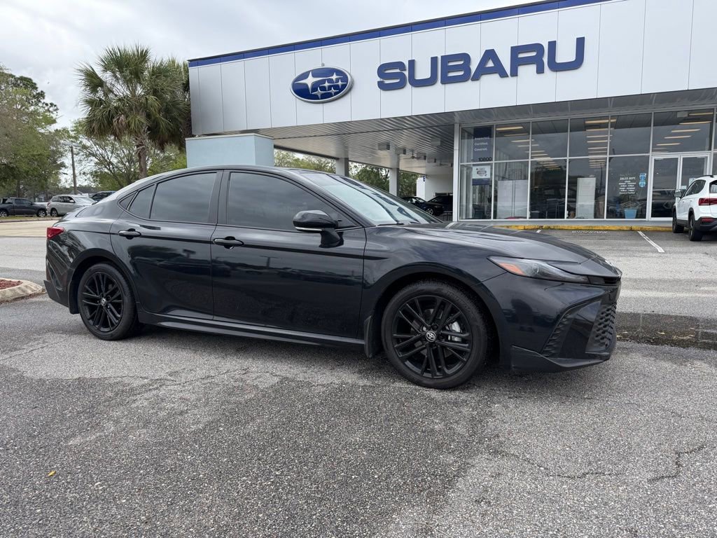 Used 2025 Toyota Camry SE FWD image 1