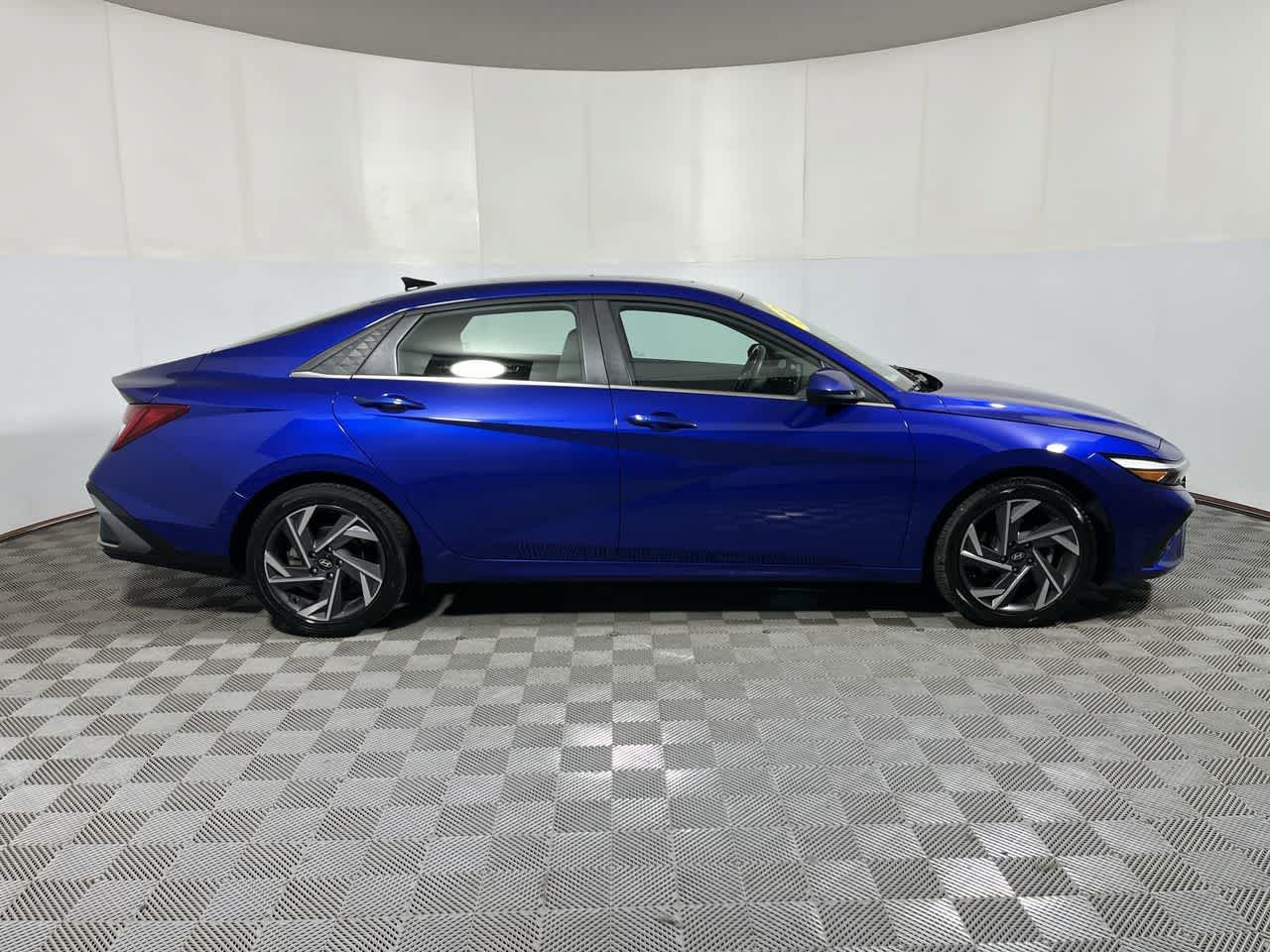 Used 2025 Hyundai Elantra SEL FWD image 9