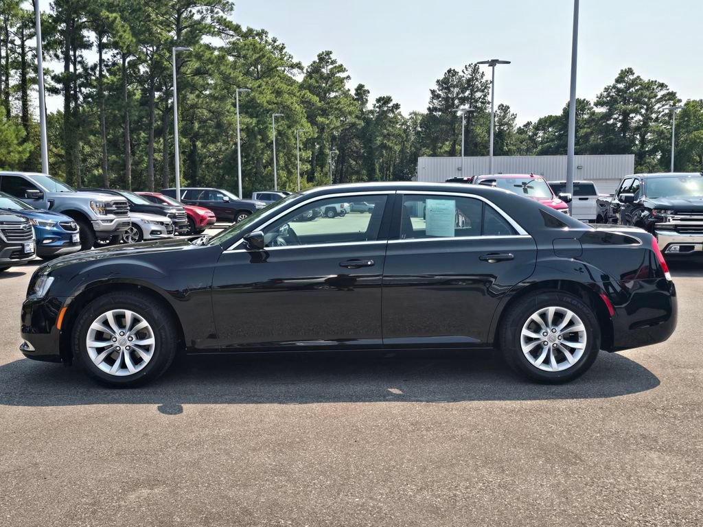 Used 2023 Chrysler 300 Touring RWD image 2