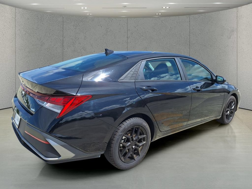 Used 2024 Hyundai Elantra Blue FWD image 5