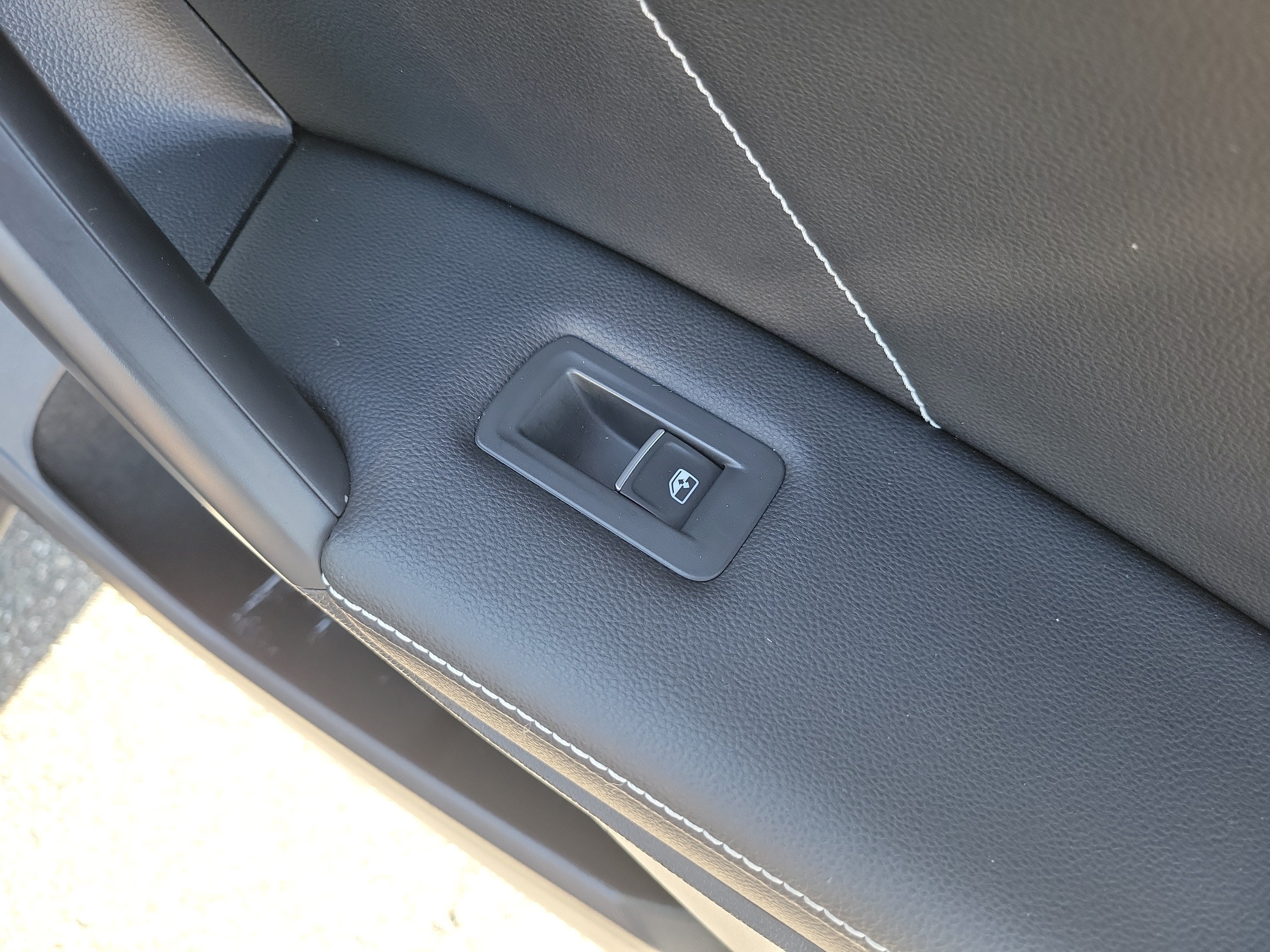 Used 2023 Volkswagen Tiguan SE w/ Panoramic Sunroof Package FWD image 11