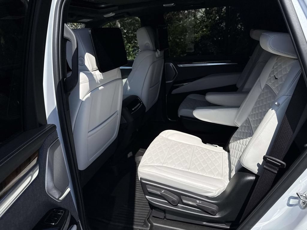 Used 2026 Cadillac Escalade Platinum Sport w/ LPO, ONYX Package AWD/4WD image 19