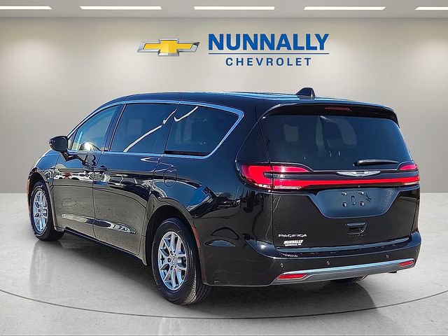 Used 2024 Chrysler Pacifica Touring-L FWD image 3