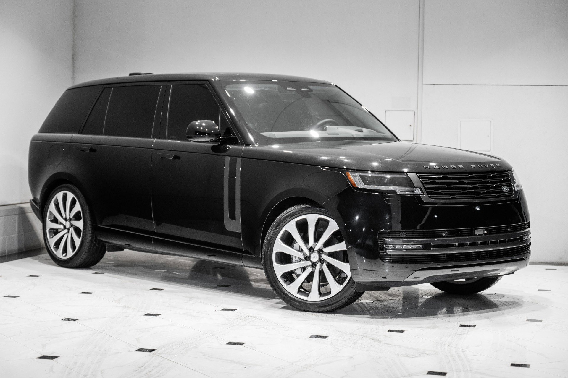 Used 2025 Land Rover Range Rover Long Wheelbase SE AWD/4WD image 1