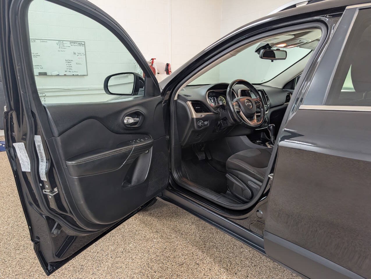 Used 2015 Jeep Cherokee Latitude w/ Cold Weather Group AWD/4WD image 6