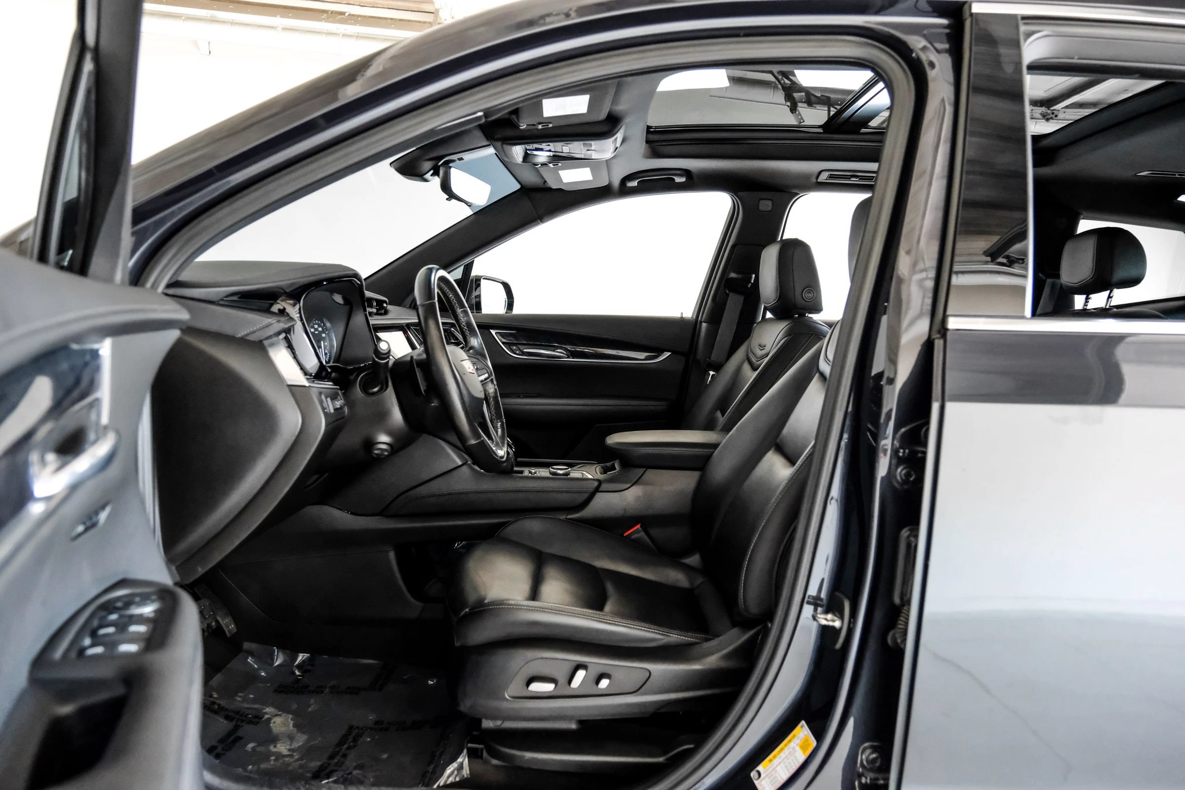 Used 2022 Cadillac XT6 Premium Luxury w/ Technology Package FWD image 3