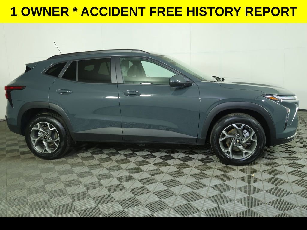 Used 2025 Chevrolet Trax LT w/ LT Convenience Package image 2