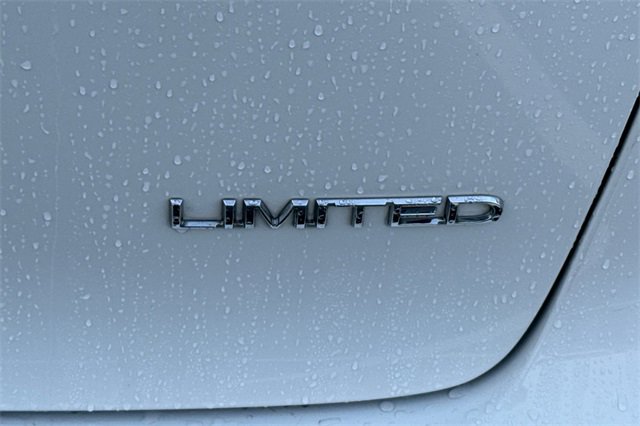 Used 2020 Chrysler Pacifica Limited image 36