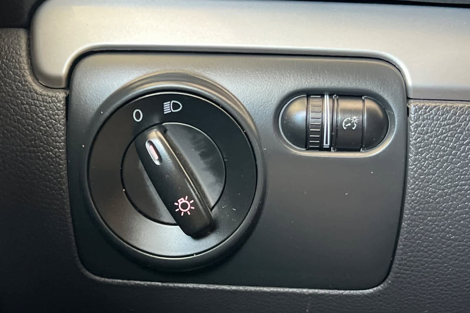 Used 2013 Volkswagen Golf 4-Door FWD image 28