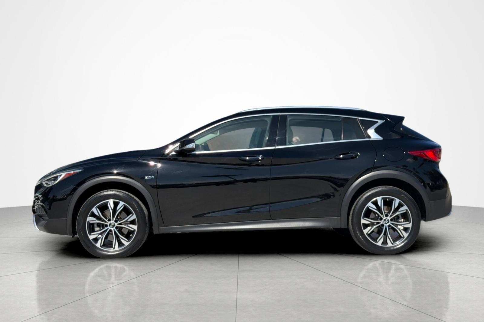 Used 2018 INFINITI QX30 AWD w/ Cargo Package image 2