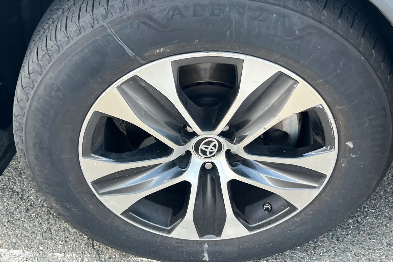 Used 2021 Toyota Highlander XLE AWD/4WD image 15