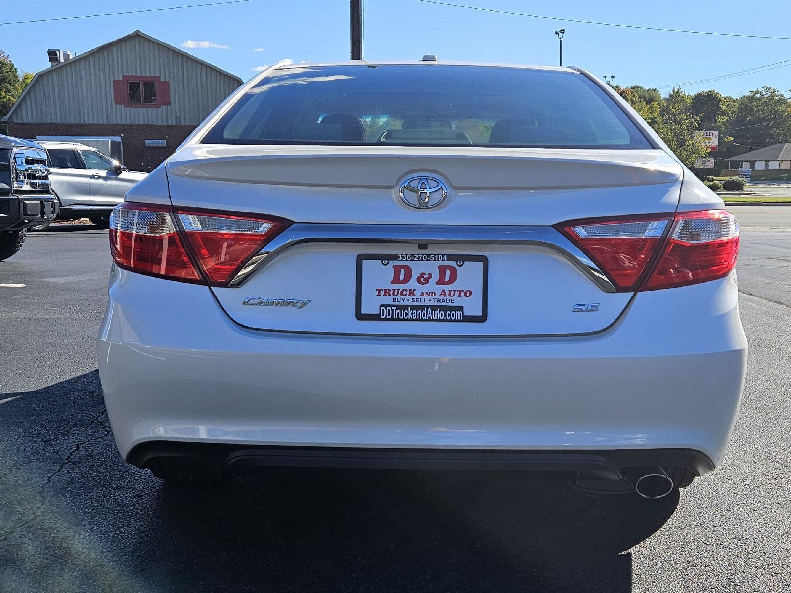 Used 2016 Toyota Camry SE w/ Moonroof Package FWD image 18