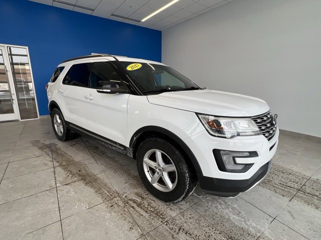 Used 2017 Ford Explorer XLT image 3