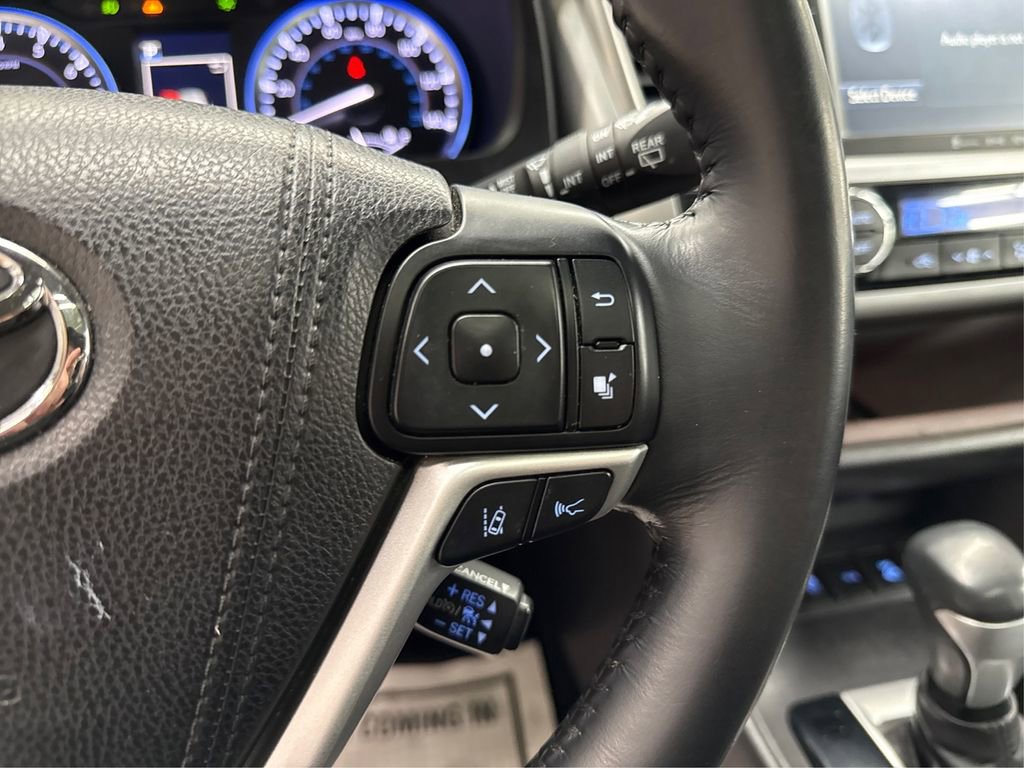 Used 2017 Toyota Highlander XLE w/ Carpet Mat Package image 30
