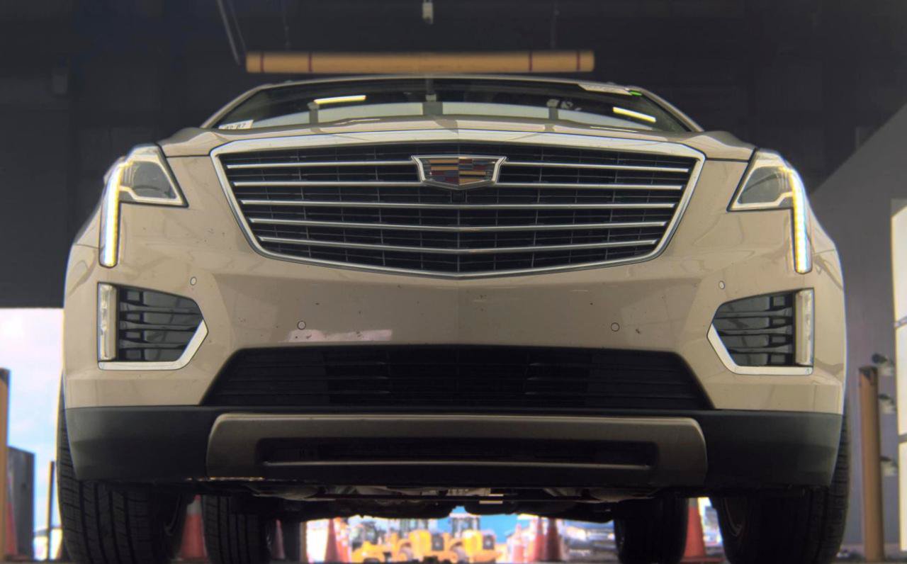 Used 2017 Cadillac XT5 Platinum AWD/4WD image 3