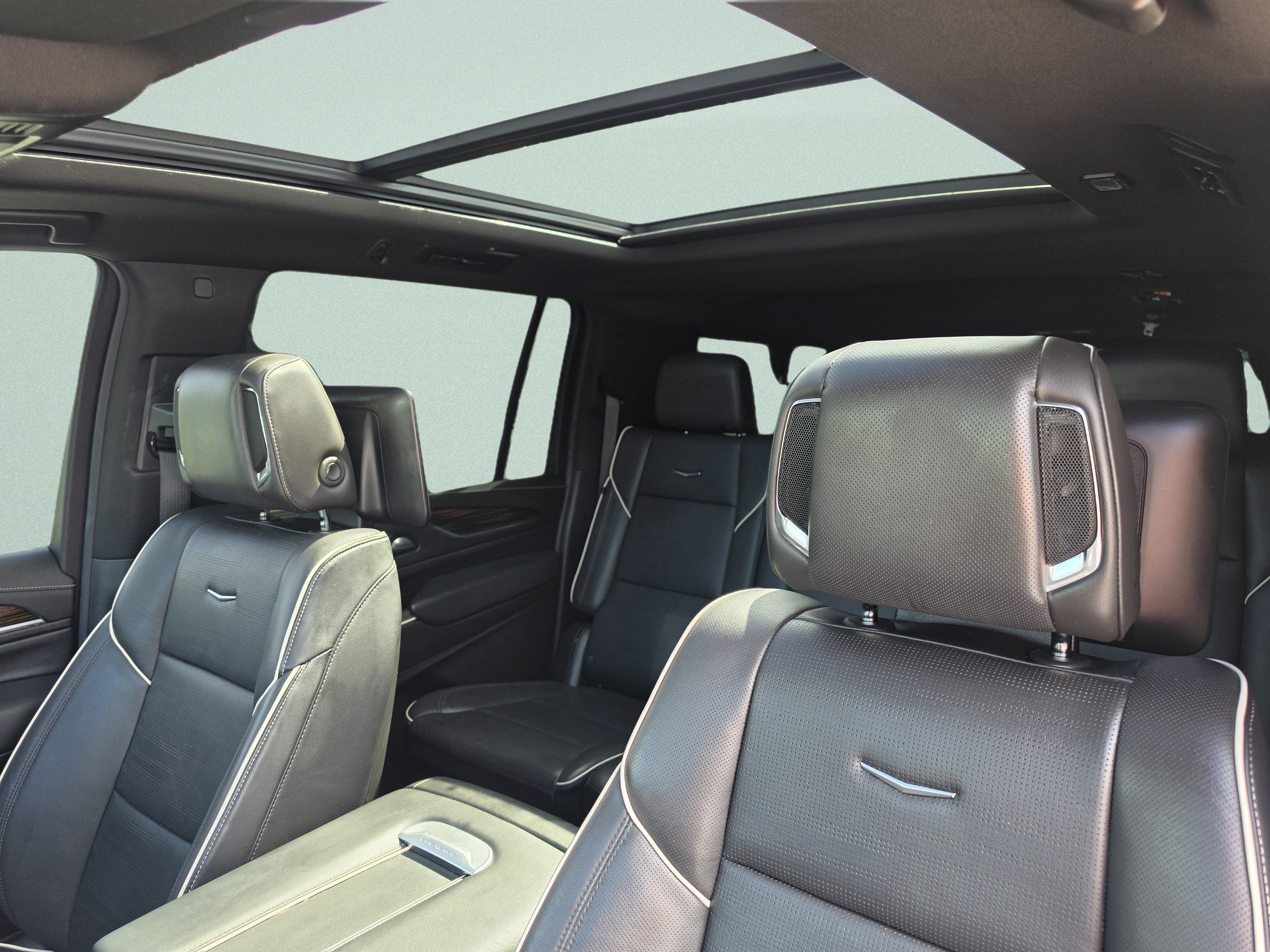 Used 2023 Cadillac Escalade ESV Premium Luxury w/ Performance Package AWD/4WD image 26