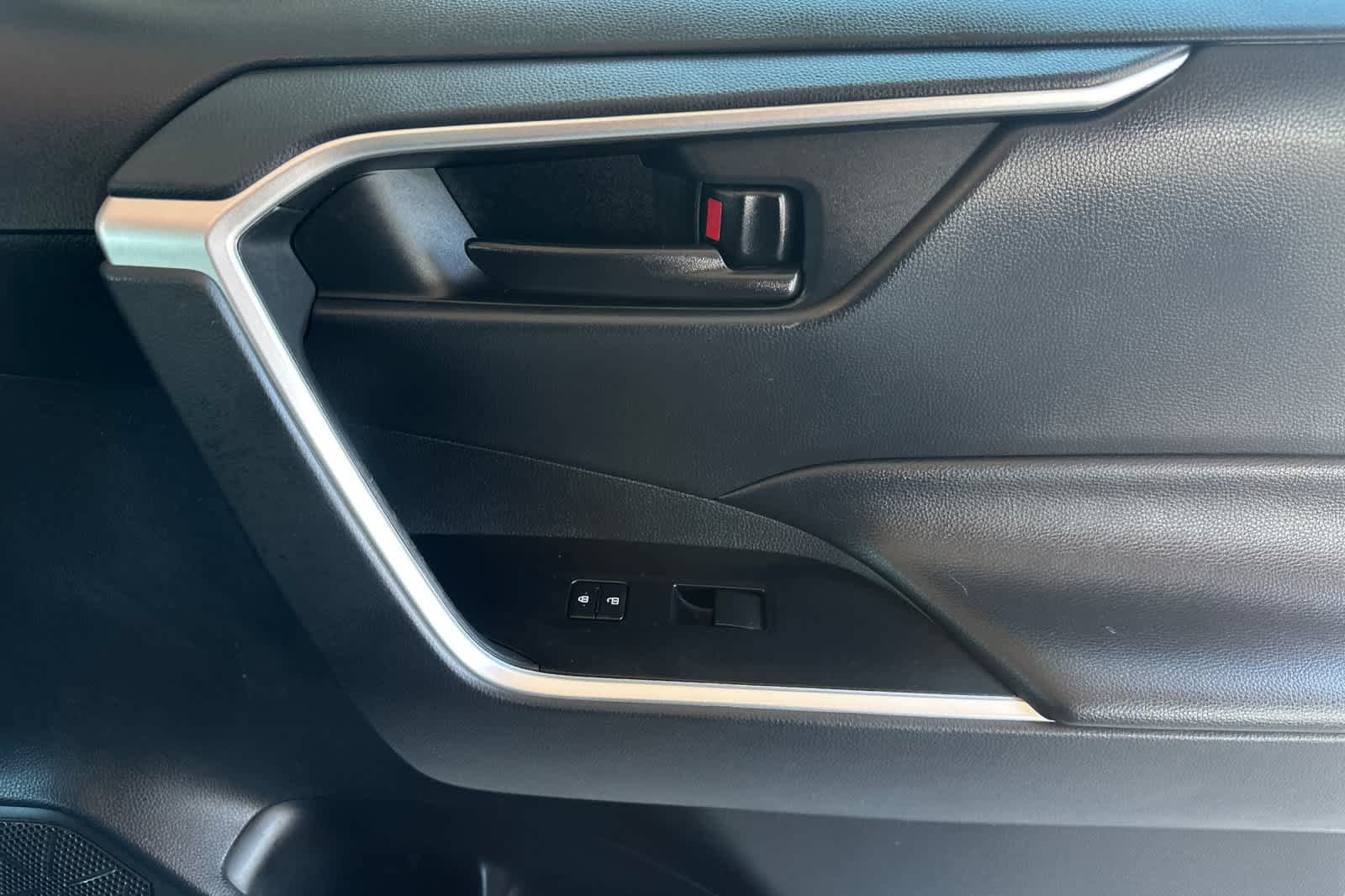 Used 2019 Toyota RAV4 LE AWD/4WD image 19