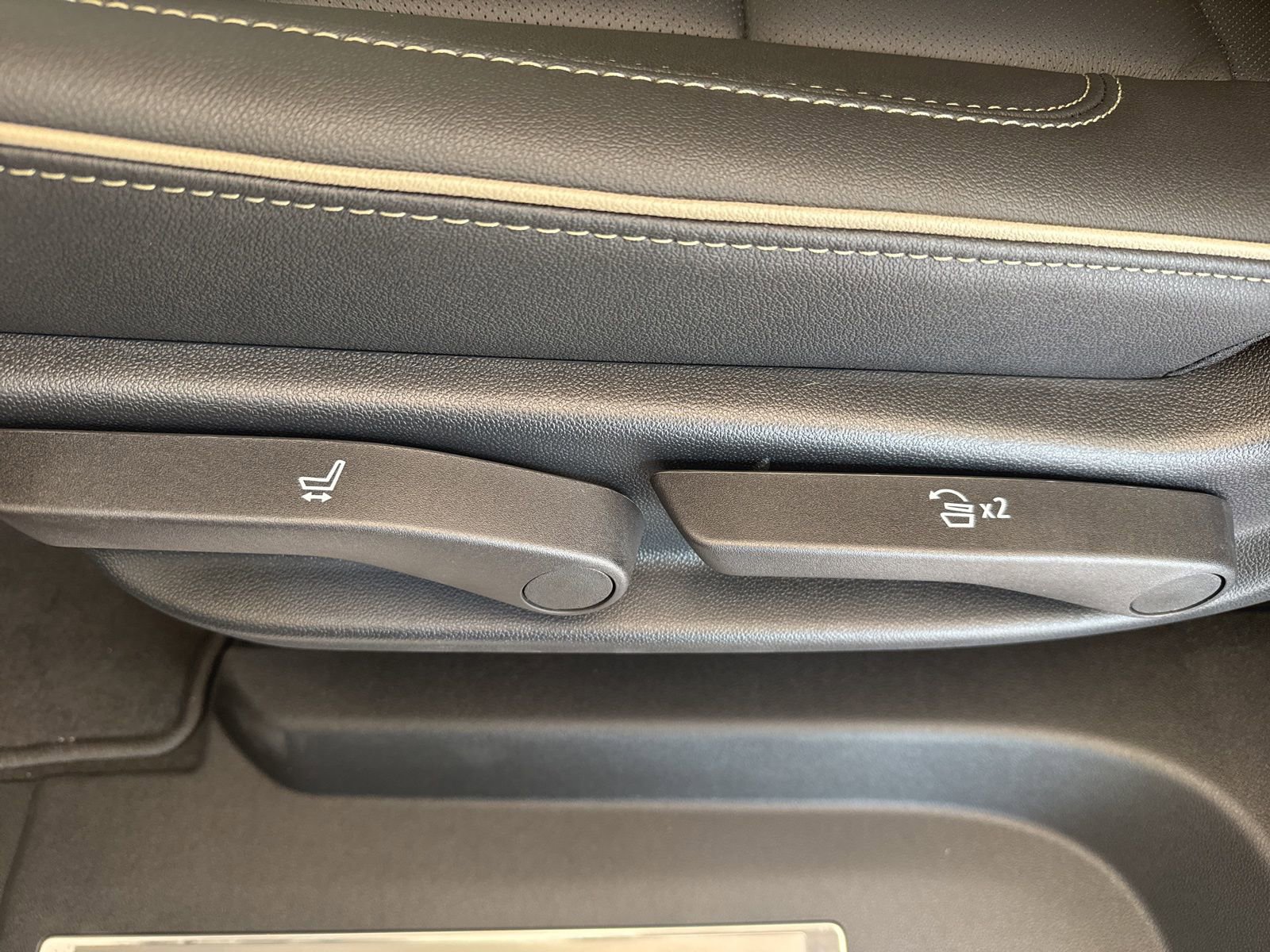 New 2025 Chevrolet Suburban Premier image 18