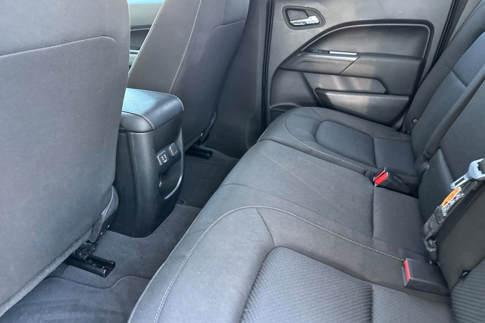 Used 2022 Chevrolet Colorado LT w/ Safety Package image 12