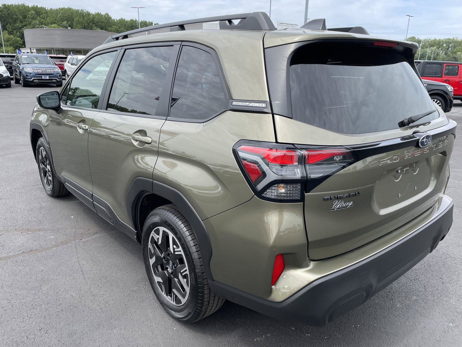 Used 2025 Subaru Forester Premium AWD/4WD image 3