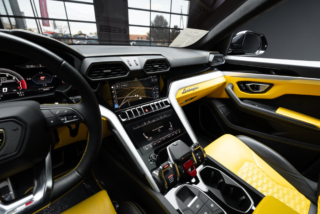 Used 2020 Lamborghini Urus AWD/4WD image 32