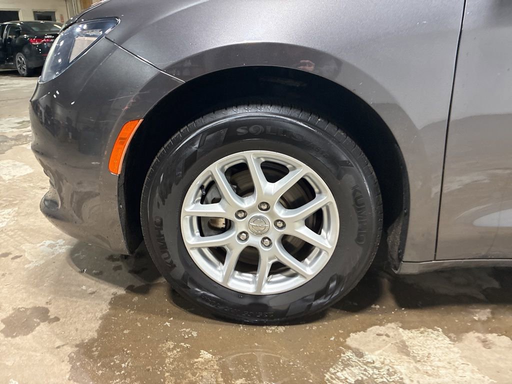 Used 2017 Chrysler Pacifica LX image 4