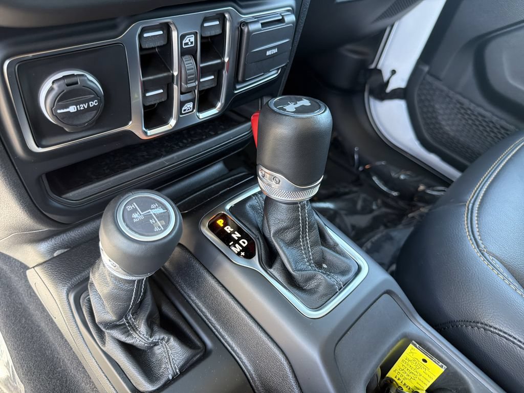 Used 2024 Jeep Wrangler Unlimited Sahara w/ Technology Group AWD/4WD image 28