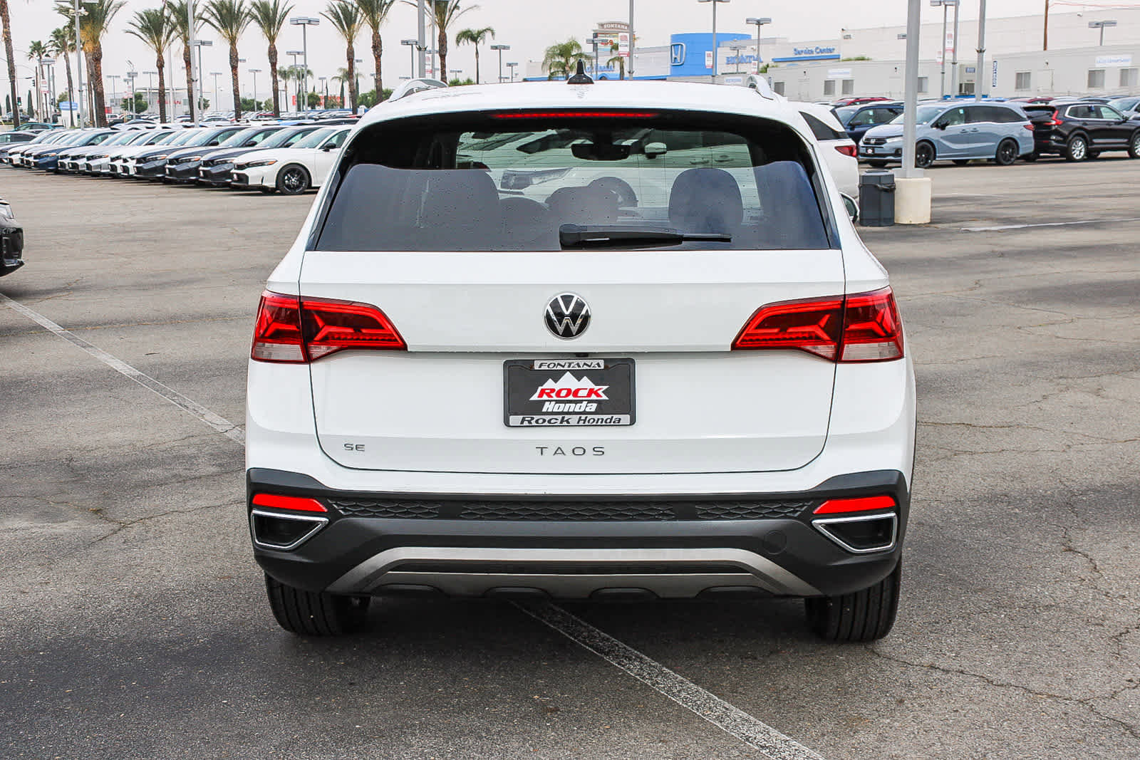 Used 2022 Volkswagen Taos SE w/ Panoramic Sunroof Package FWD image 7