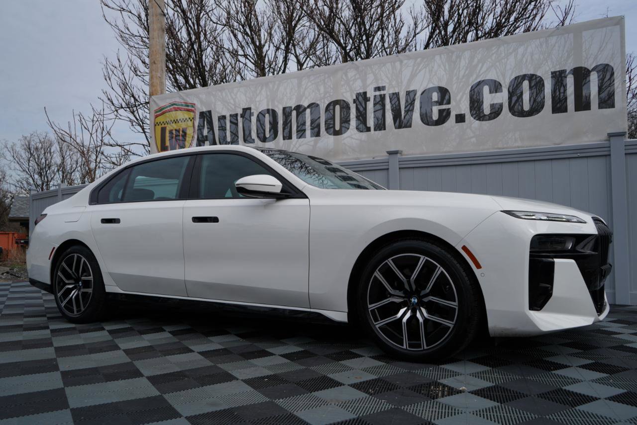 Used 2023 BMW 760i xDrive w/ Executive Package image 3