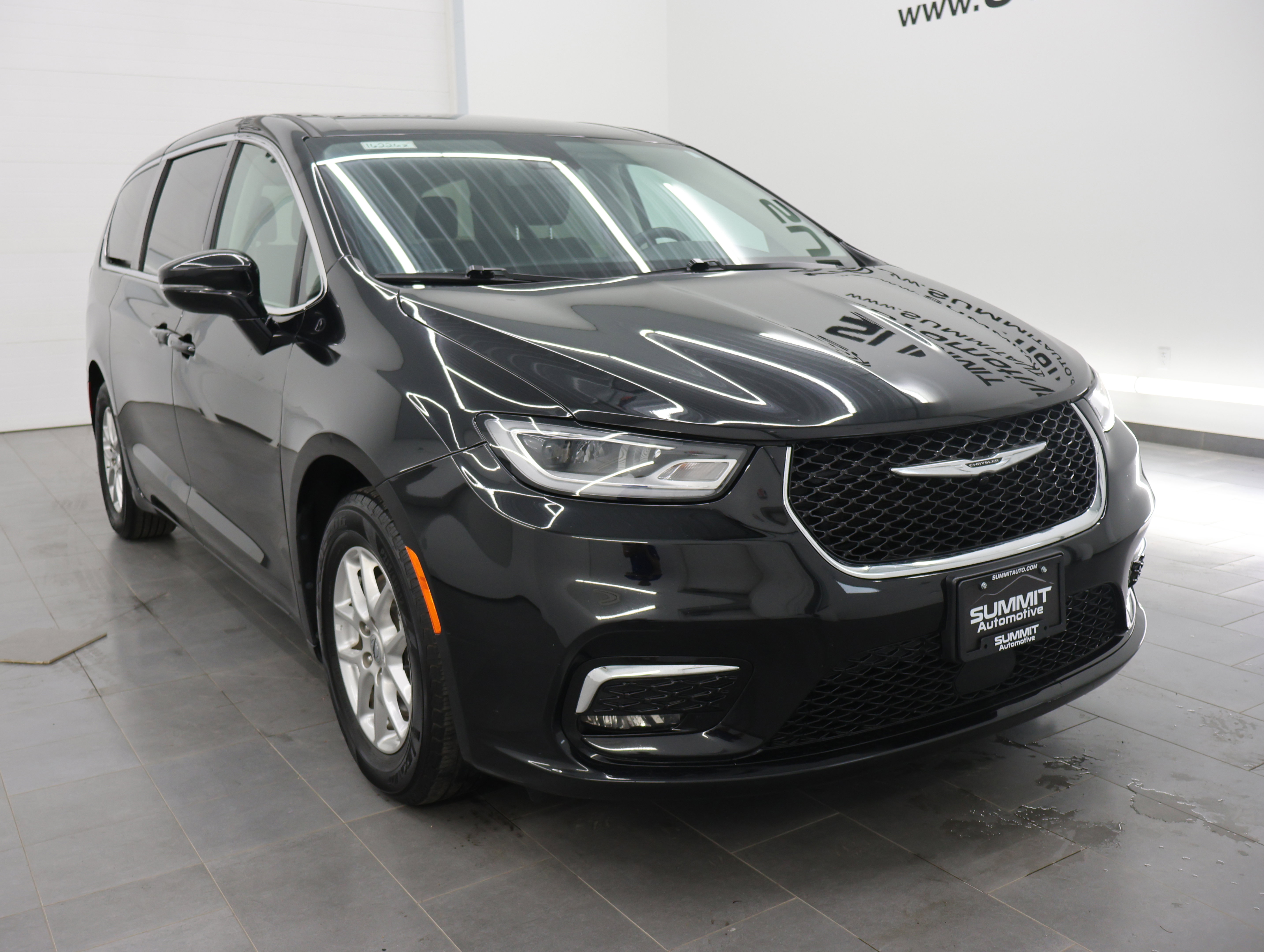 Used 2024 Chrysler Pacifica Touring-L FWD image 2