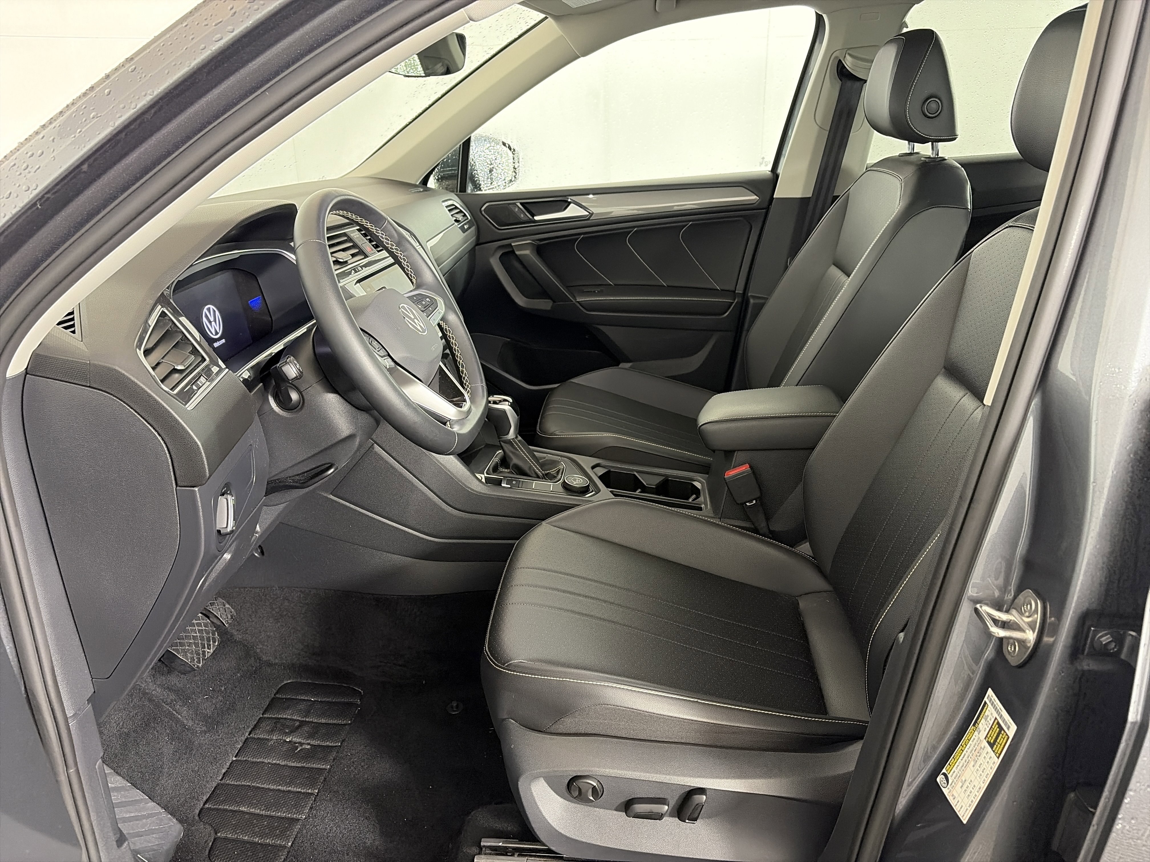 Used 2022 Volkswagen Tiguan SE image 6