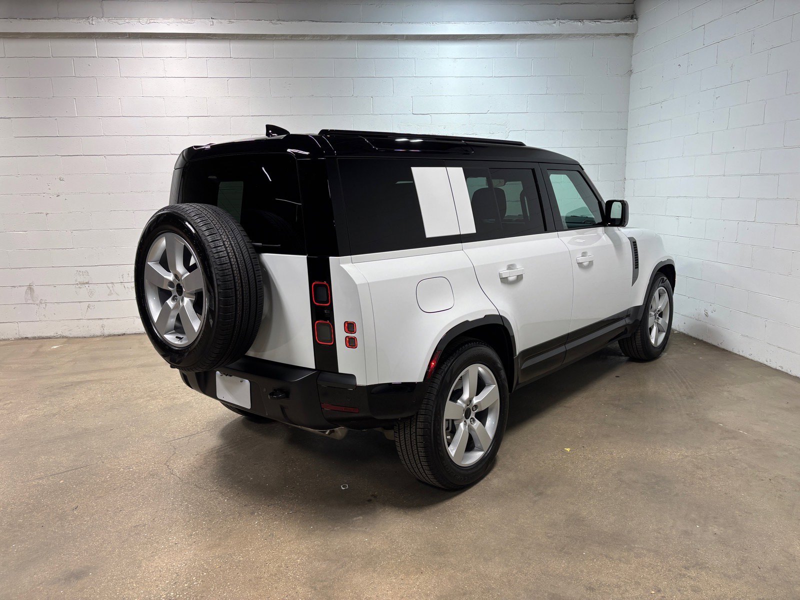 Used 2026 Land Rover Defender 110 X-Dynamic SE AWD/4WD image 6