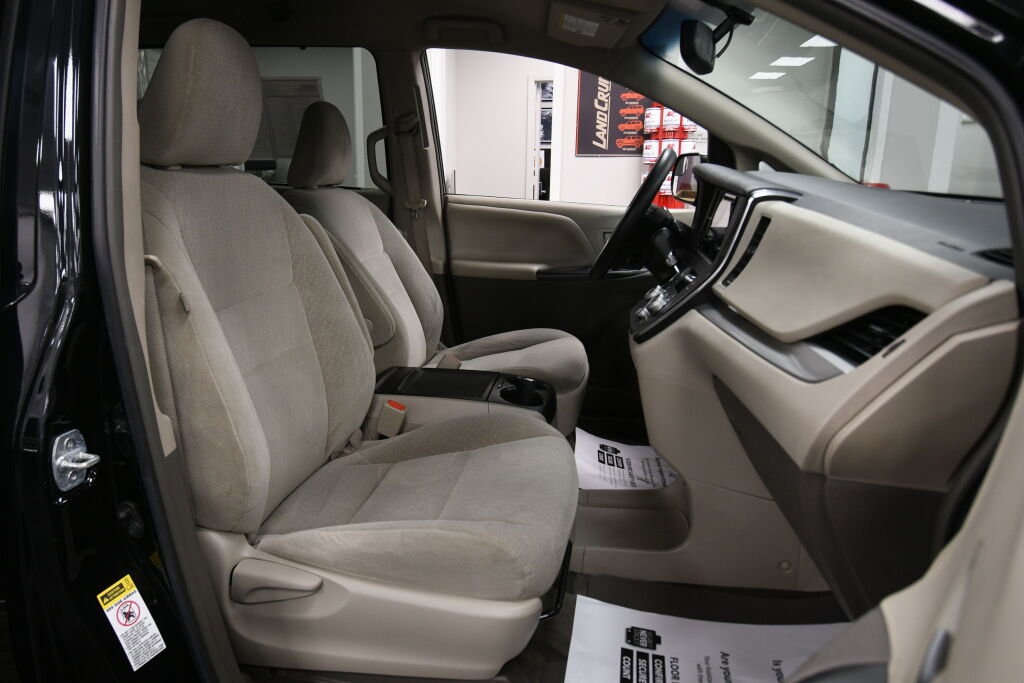 Used 2015 Toyota Sienna LE image 23