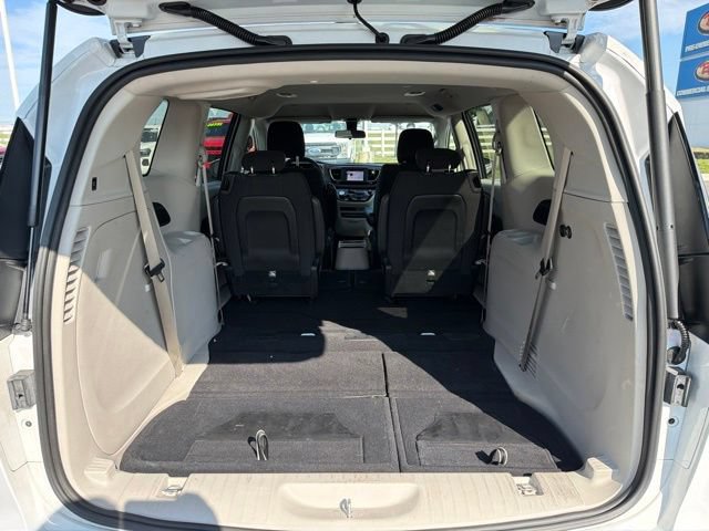 Used 2022 Chrysler Voyager LX FWD image 10