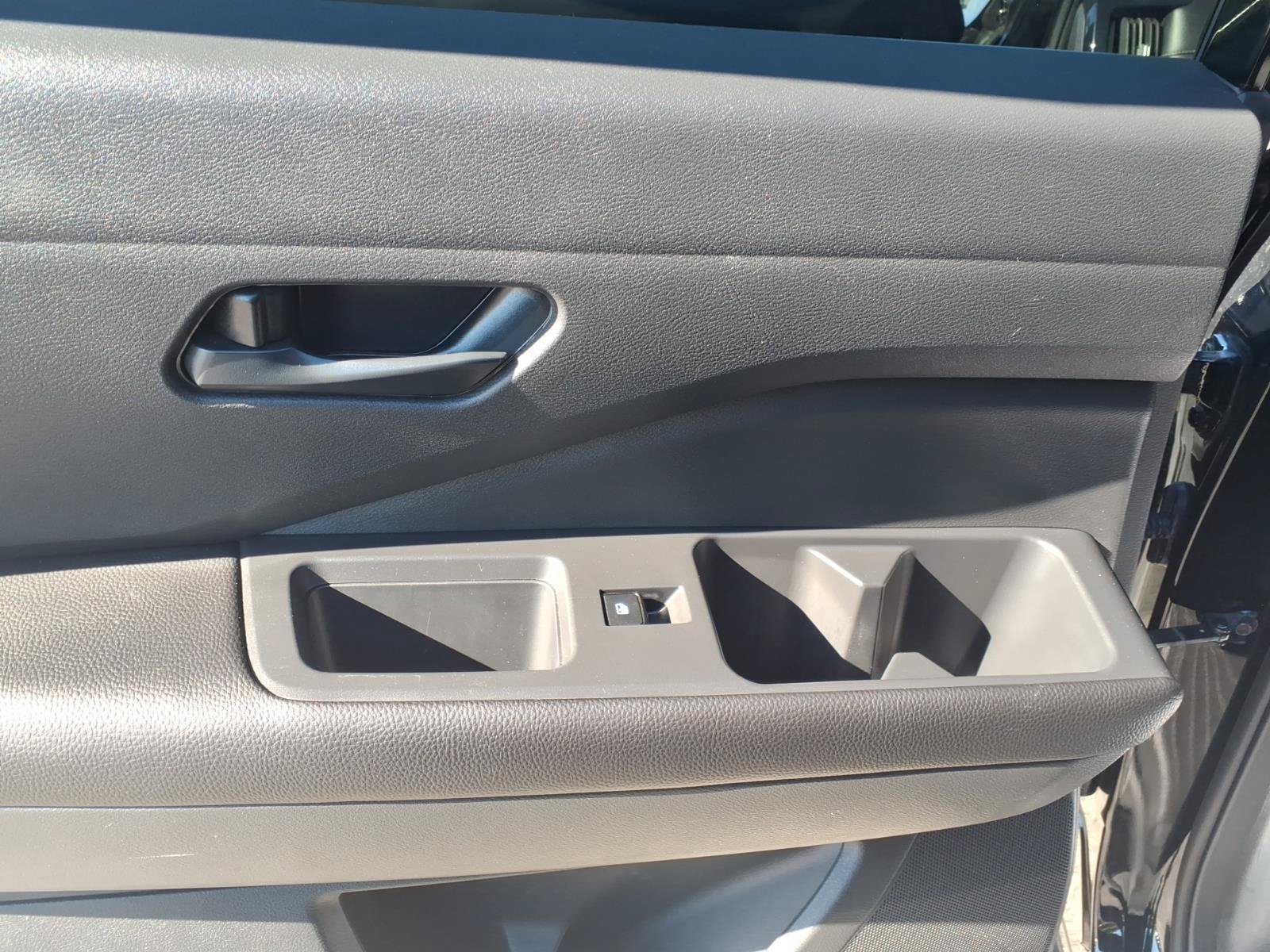 Used 2025 Nissan Pathfinder SV FWD image 9