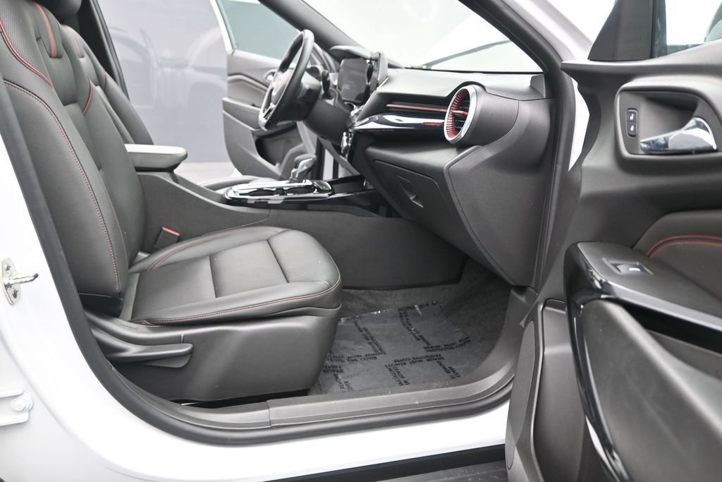 Used 2025 Chevrolet Trax RS FWD image 17