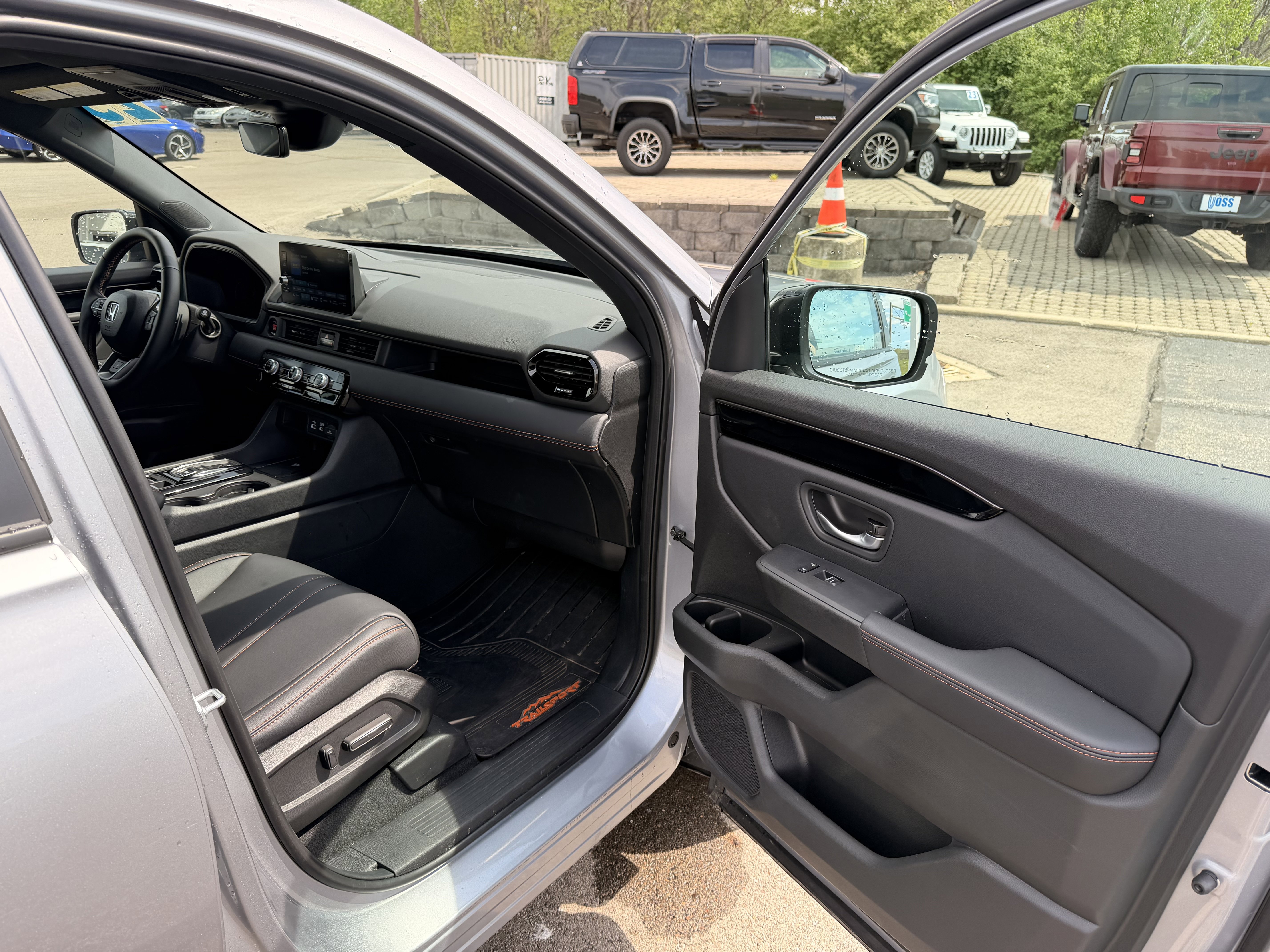 Used 2025 Honda Pilot TrailSport image 15