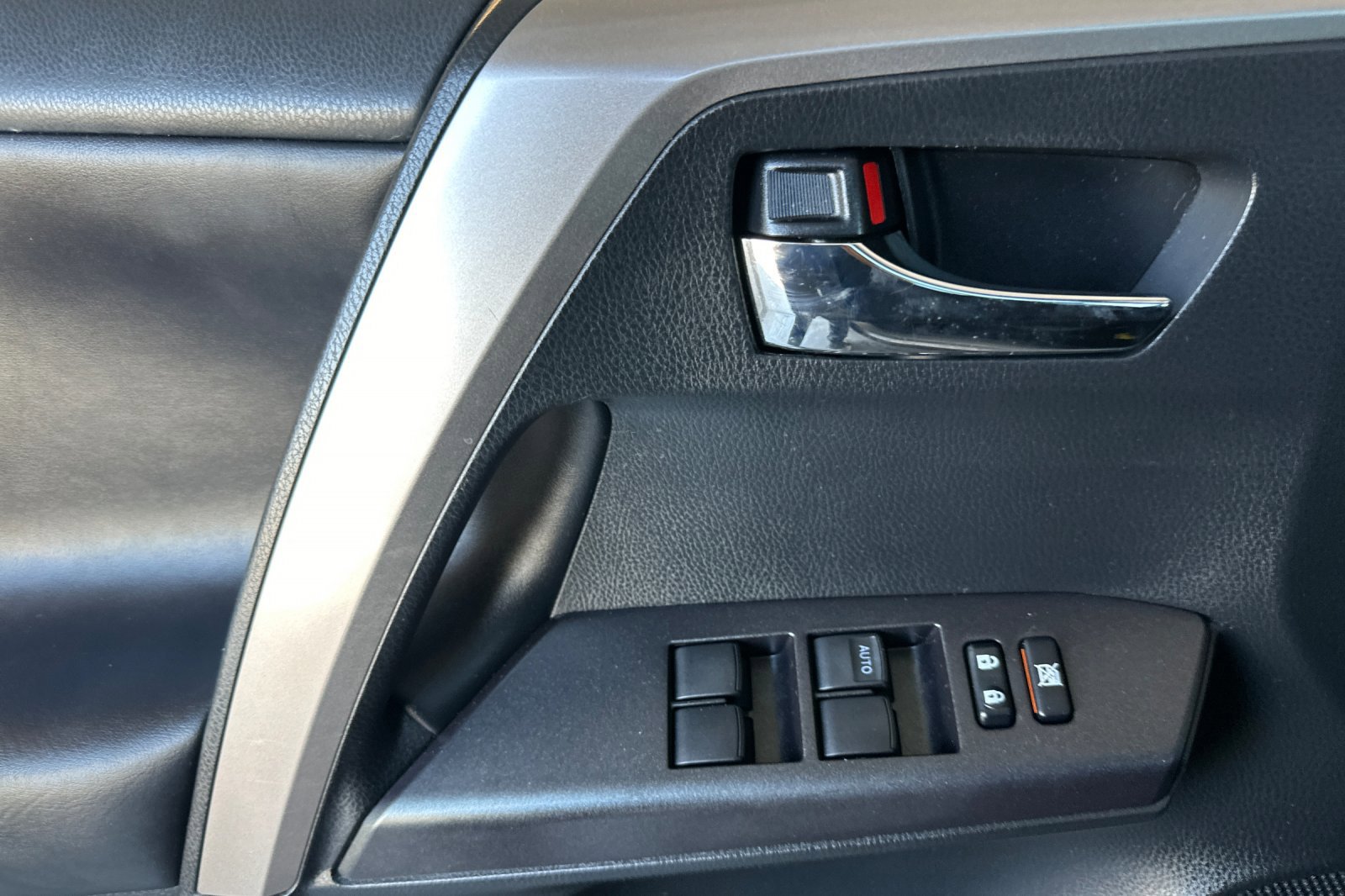 Used 2018 Toyota RAV4 XLE AWD/4WD image 11
