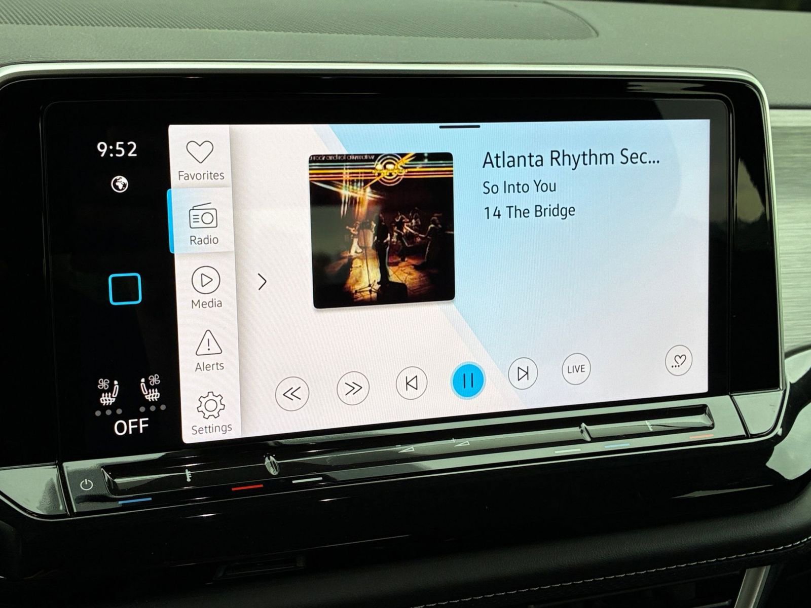 Used 2025 Volkswagen Atlas Cross Sport SE image 20