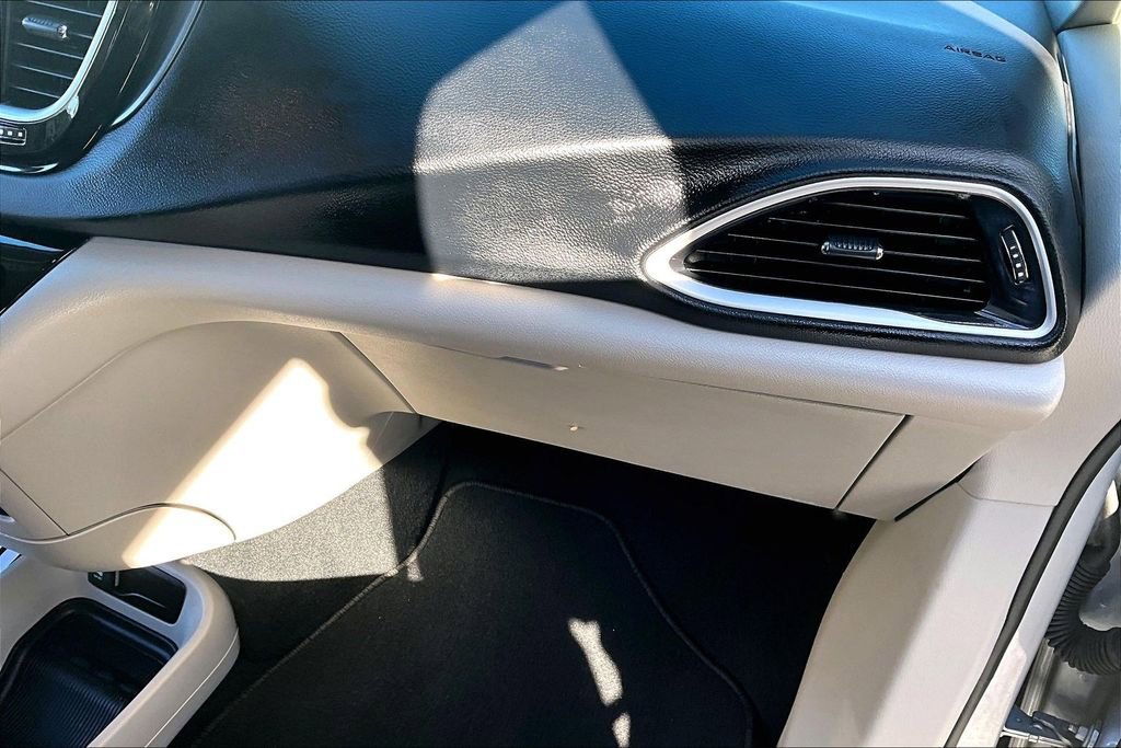 Used 2024 Chrysler Pacifica Touring-L image 25