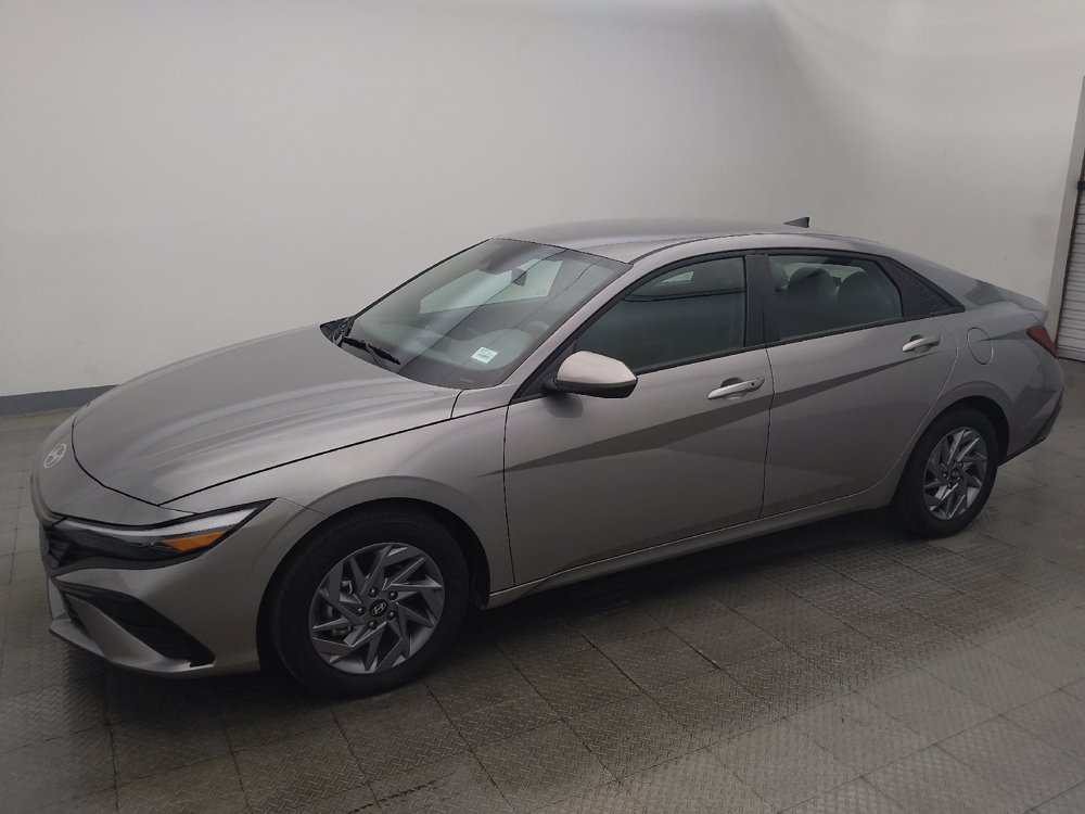 Used 2025 Hyundai Elantra Hybrid FWD image 2