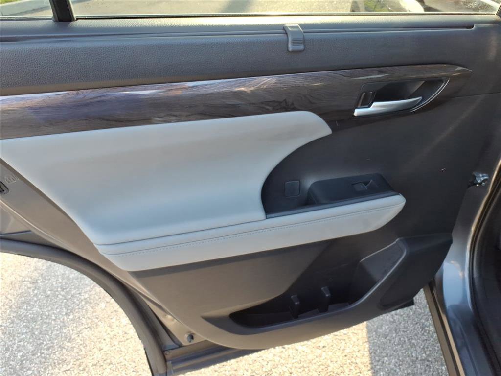 Used 2023 Toyota Highlander Limited image 21