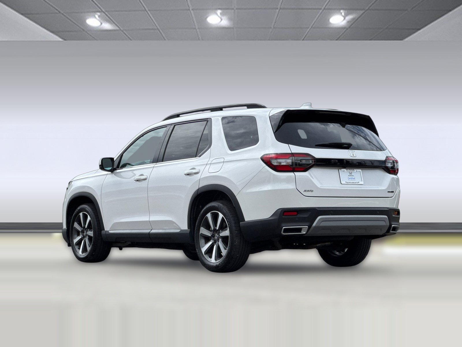 Certified 2023 Honda Pilot Touring image 3
