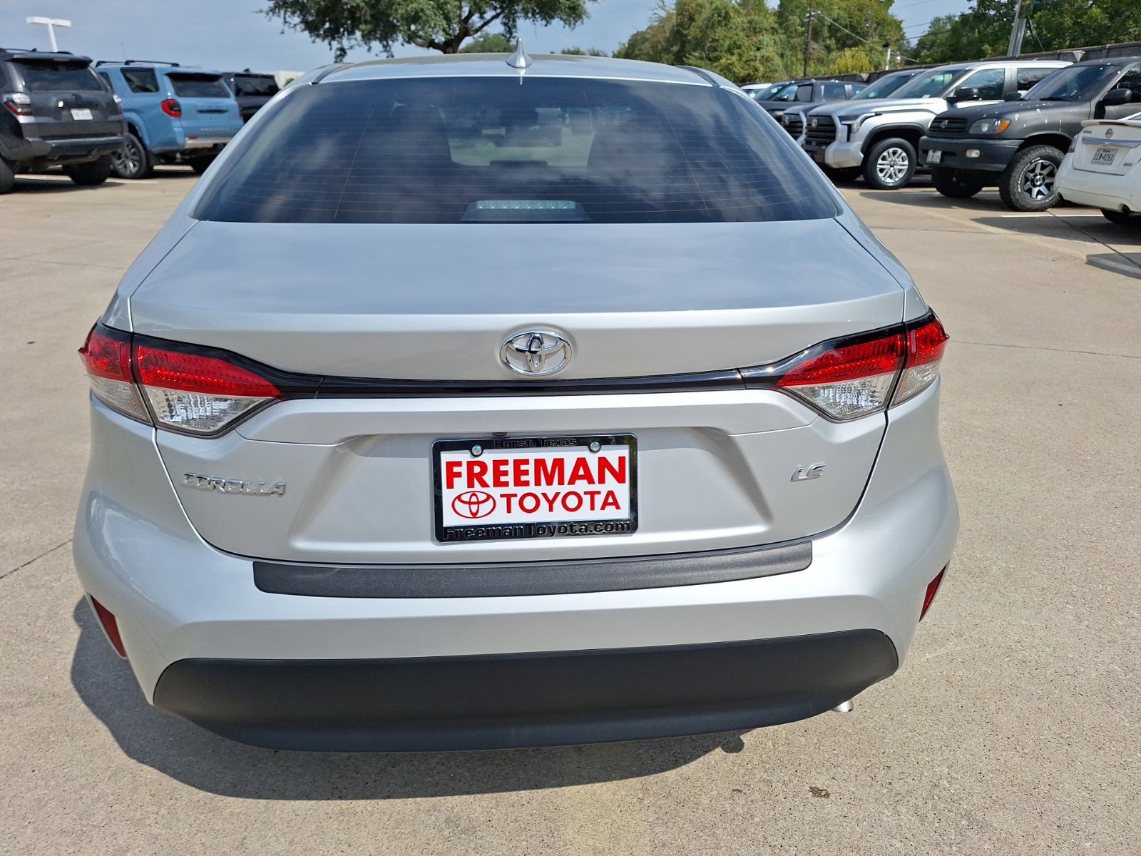Used 2025 Toyota Corolla LE FWD image 5