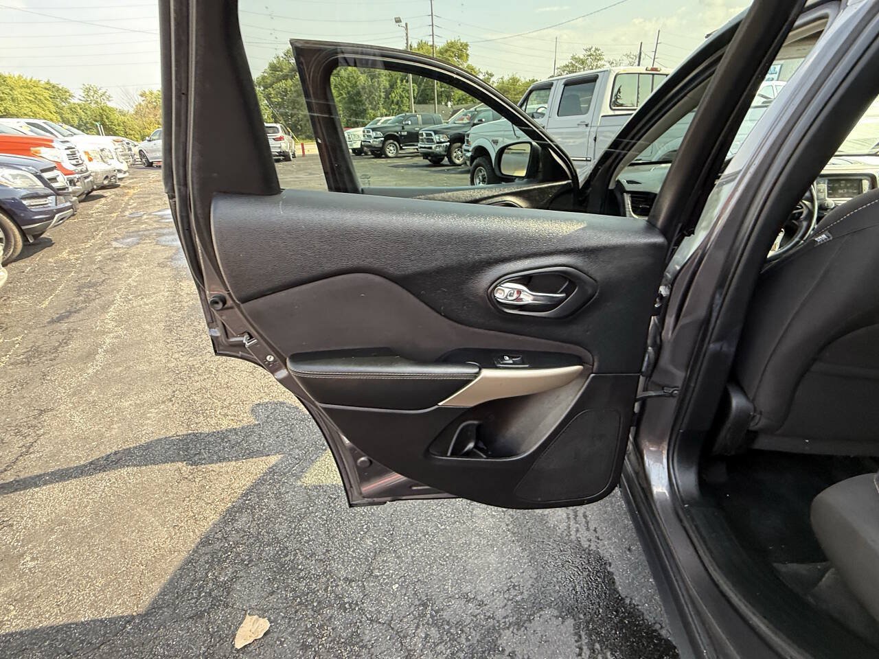 Used 2018 Jeep Cherokee Latitude w/ Altitude Package FWD image 19