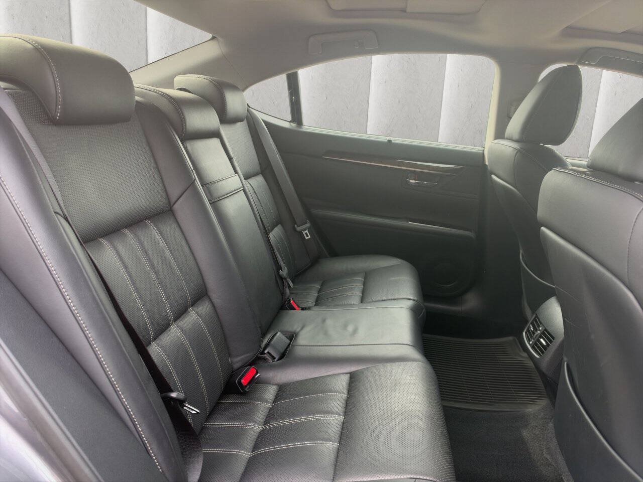 Used 2016 Lexus ES 350 w/ Ultra Luxury Package FWD image 15