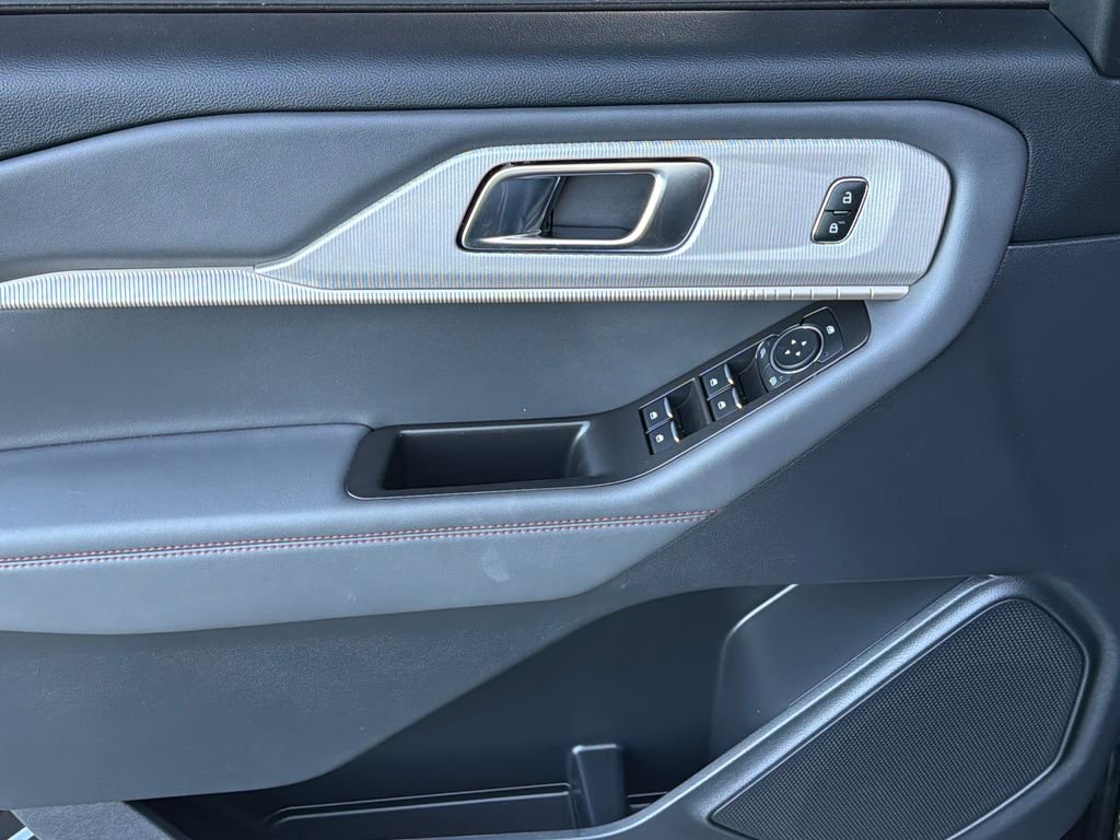 Used 2025 Ford Explorer Active image 3