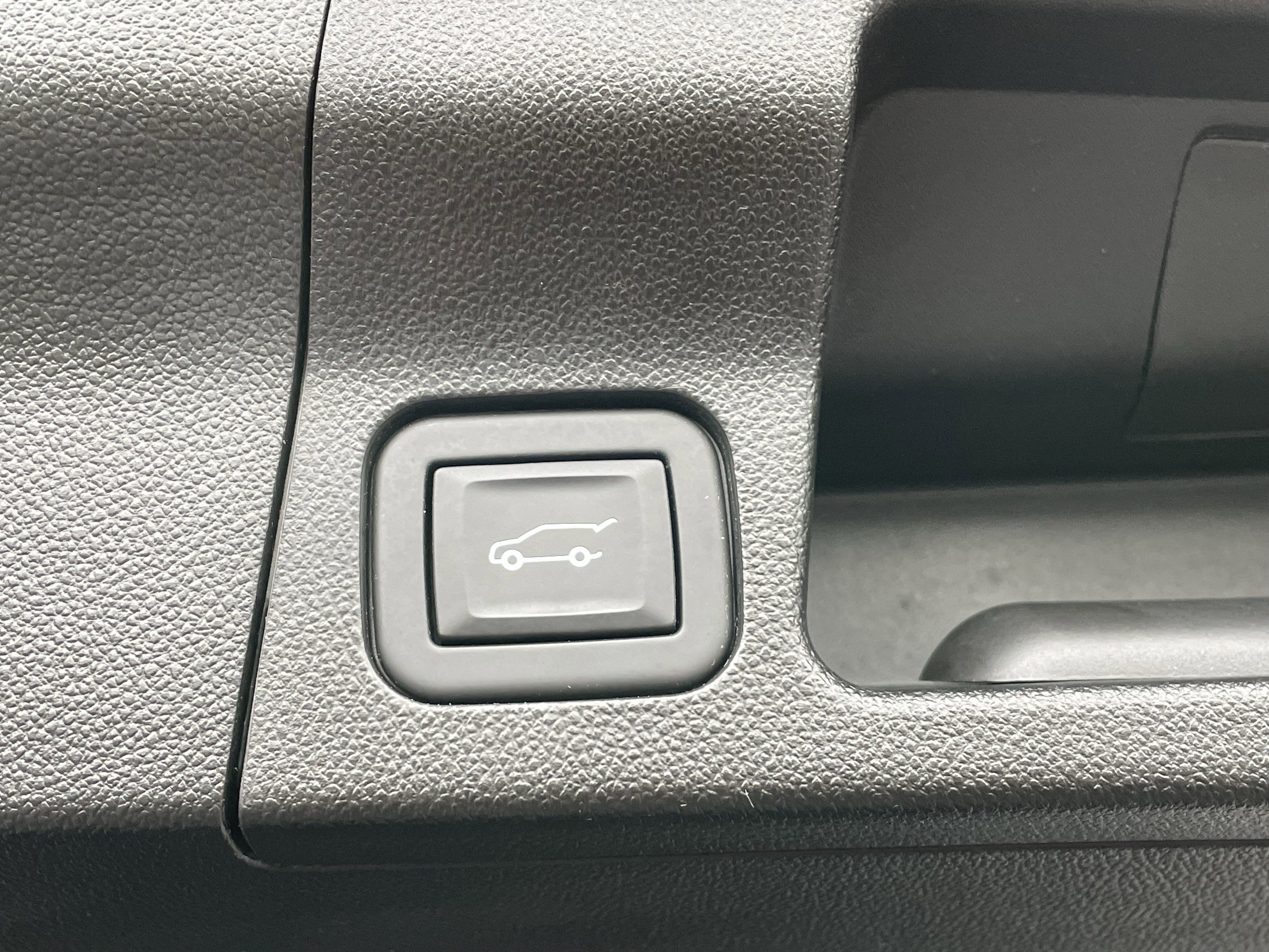 Used 2023 GMC Acadia SLE w/ Driver Convenience Package image 7