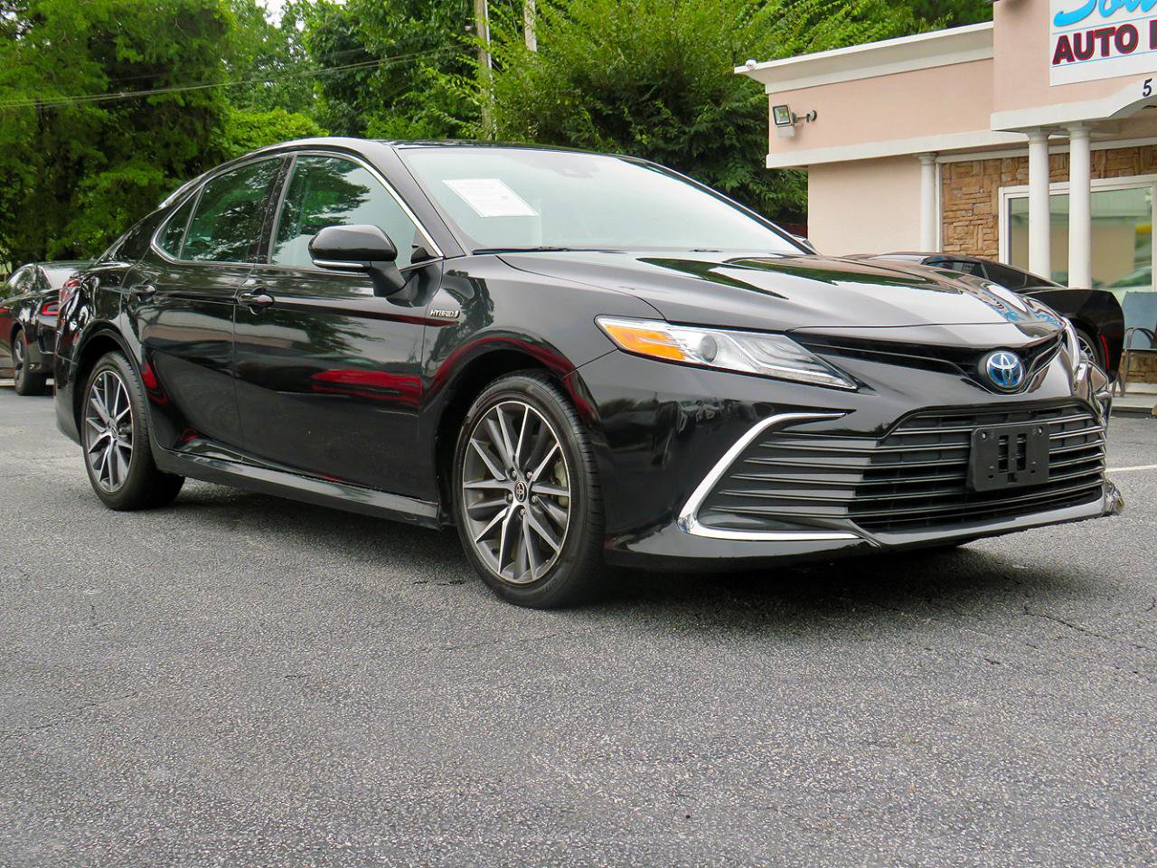 Used 2021 Toyota Camry XLE w/ Navigation Upgrade Package FWD image 5