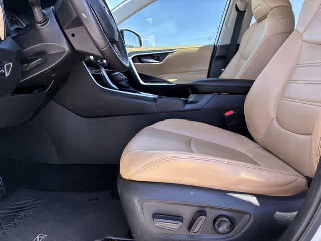 Used 2021 Toyota RAV4 XLE Premium image 18